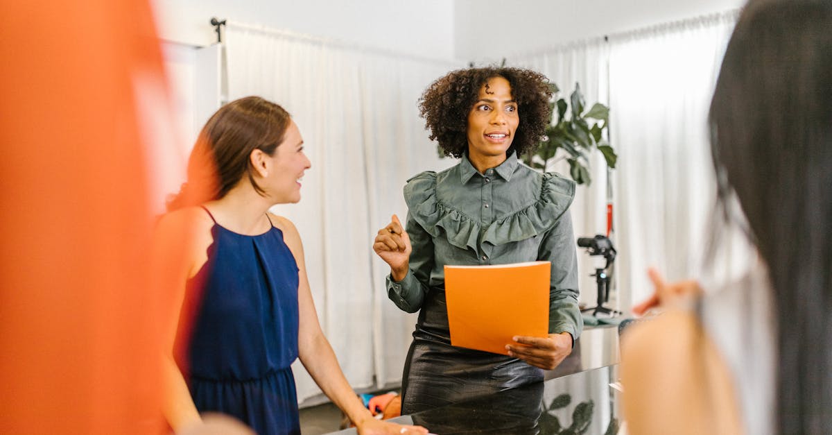 Femmes en réunion de travail collaboratif