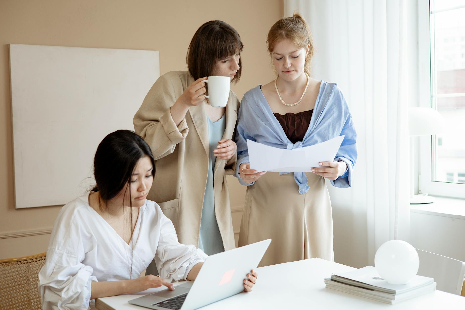 Membres d'une association consultant des documents sur un ordinateur portable